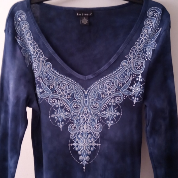 Navy top with fancy neckline - Picture 2 of 5